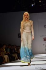 Model walk the ramp for Kavita Bhartia Show at Wills Lifestyle India Fashion Week 2012 day 2 on 7th Oct 2012 (19).JPG